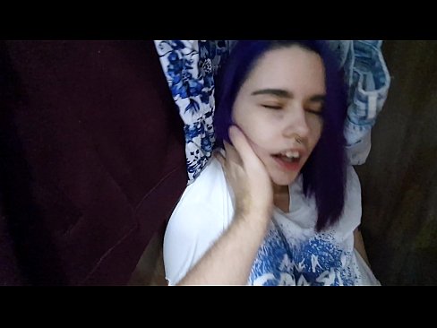 ❤️ Нашел сестренку в шкафу и помог кончить Порно видео у нас ️❤